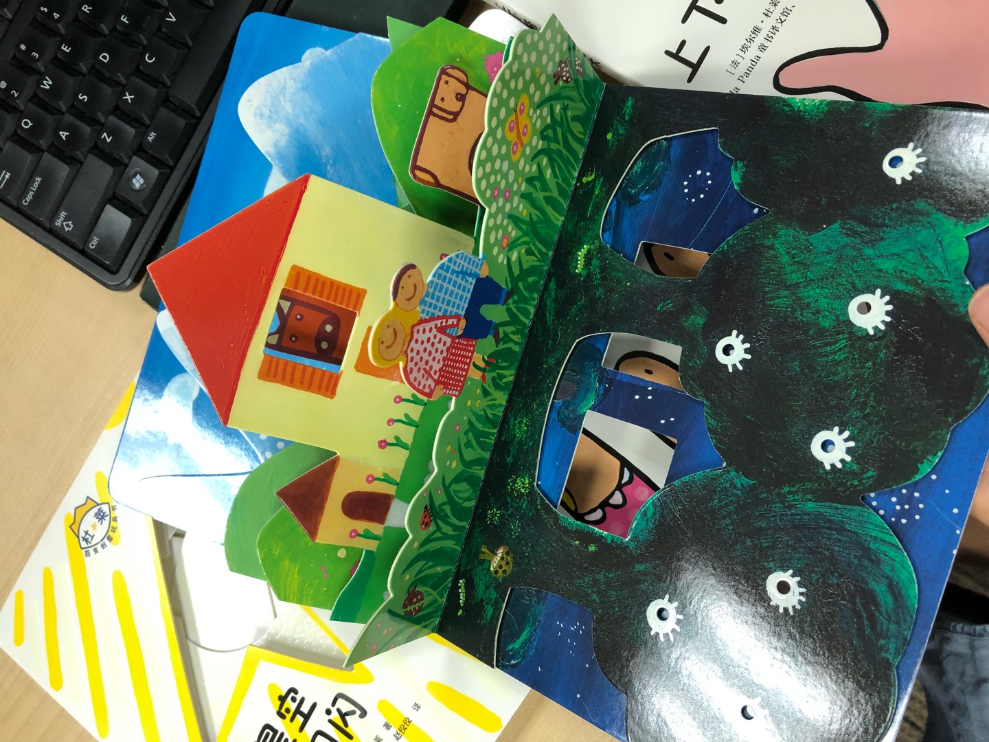杜莱的书就不用多说了,有趣、幽默、创意、互动性强。这套百变创意玩具书第三册,一套6本,各有各乐趣,适合2-4岁的小孩亲子阅读