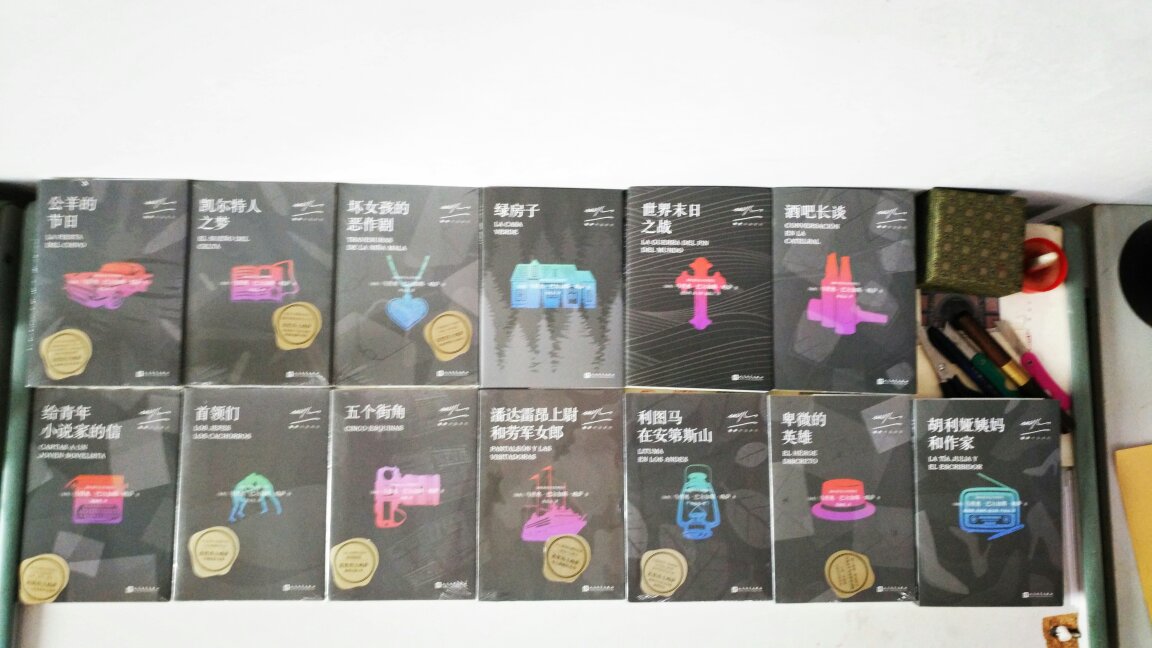 结构和技巧上相对平实,结构现实主义的身影不时闪现,标志着略萨的金字招牌依然贯穿创作始终,但这本书非常传统的双线叙事,以及大体上不算炫技的结构,更突显了用卓越的耐心与洞察力来写两个老套故事的叙述本领。所运用的悬疑手法的确吸引了读者亦步亦趋,但揭开谜底并非运用推理,两条线索的主人公们所遇到的“操蛋的生活”,在略萨描摹的圆融自洽的世界中显得不但自圆其说,而且真实可信,就像读者们自己也每天都纠缠在这荒诞而不可逃脱的生活泥潭中。精彩之处并非内容与形式的新奇,而是作者写作的功力。也因此让这本极其好读的作品拖延了9天之久才读完。此外,写于四十八年前的《绿房子》中的利马警官和神父,在这里再次出现,时空的跨越令人唏嘘,不仅是略萨与读者粉丝们的小游戏