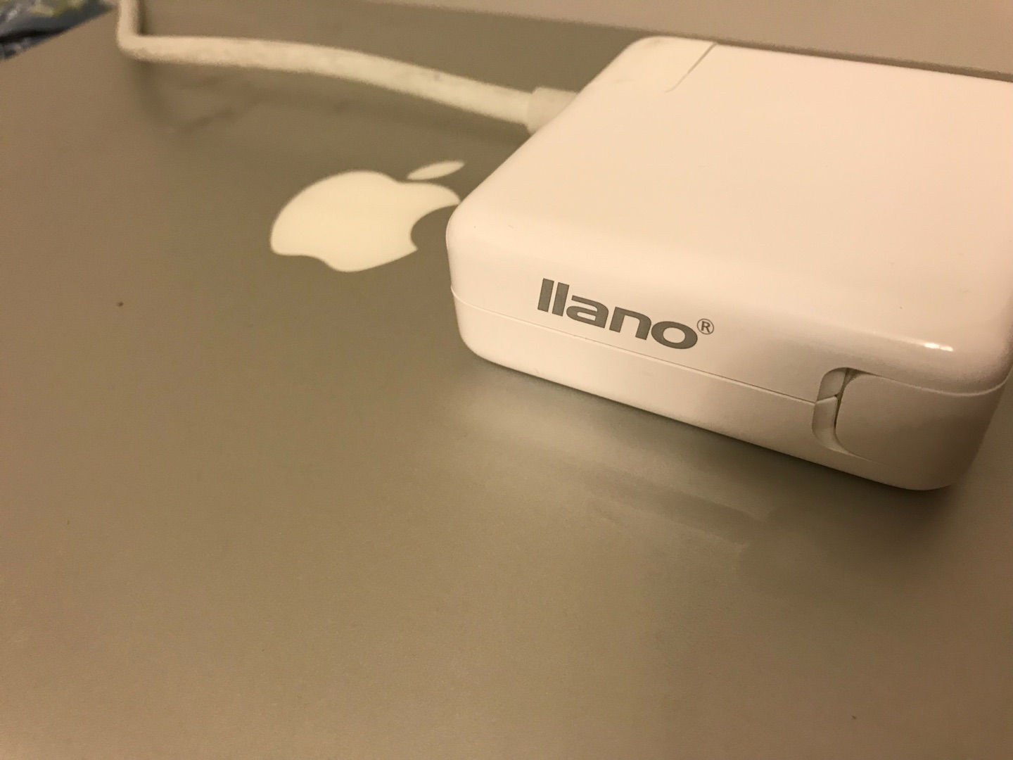 用了六年的原装充电器坏了,电脑是国外购买的Macbook Pro型号A1286(充电器是老式L头,当时的机型还送一个加长线)。 我这次买了85W的,送货速度很快,产品卖相不错,就连加长线也可以接上。目前使用没有任何问题,满意。