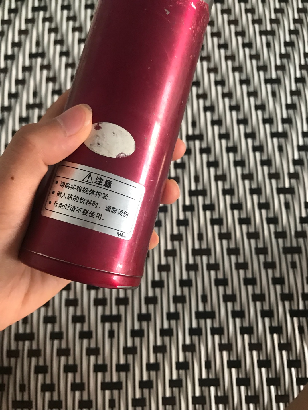 发货速度、物流就是快,杯子比之前实体店买的稍微秀气一点,还少了两个标签,不确定是不是正品,目前感觉还行,不过这大热天也试不出效果,实体店买的这个,已经用了五六年了,保温效果还是非常好,就是外观磨损了,带出去不好看,希望自营店,别让我失望,要不然以后都不敢在网购了。