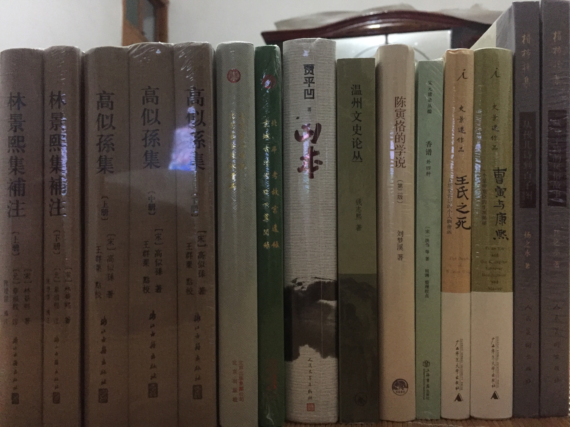 香料作为古时人们重要的日用品之一,或用于庄严的庙堂宗社,或用于寻常的饮食服佩,甚或可以起到澄心静气、防蠹避疫之功效。香在使用之初,采制粗略,品类也较稀少。后来随着品类的增加,也就有了优劣之分。