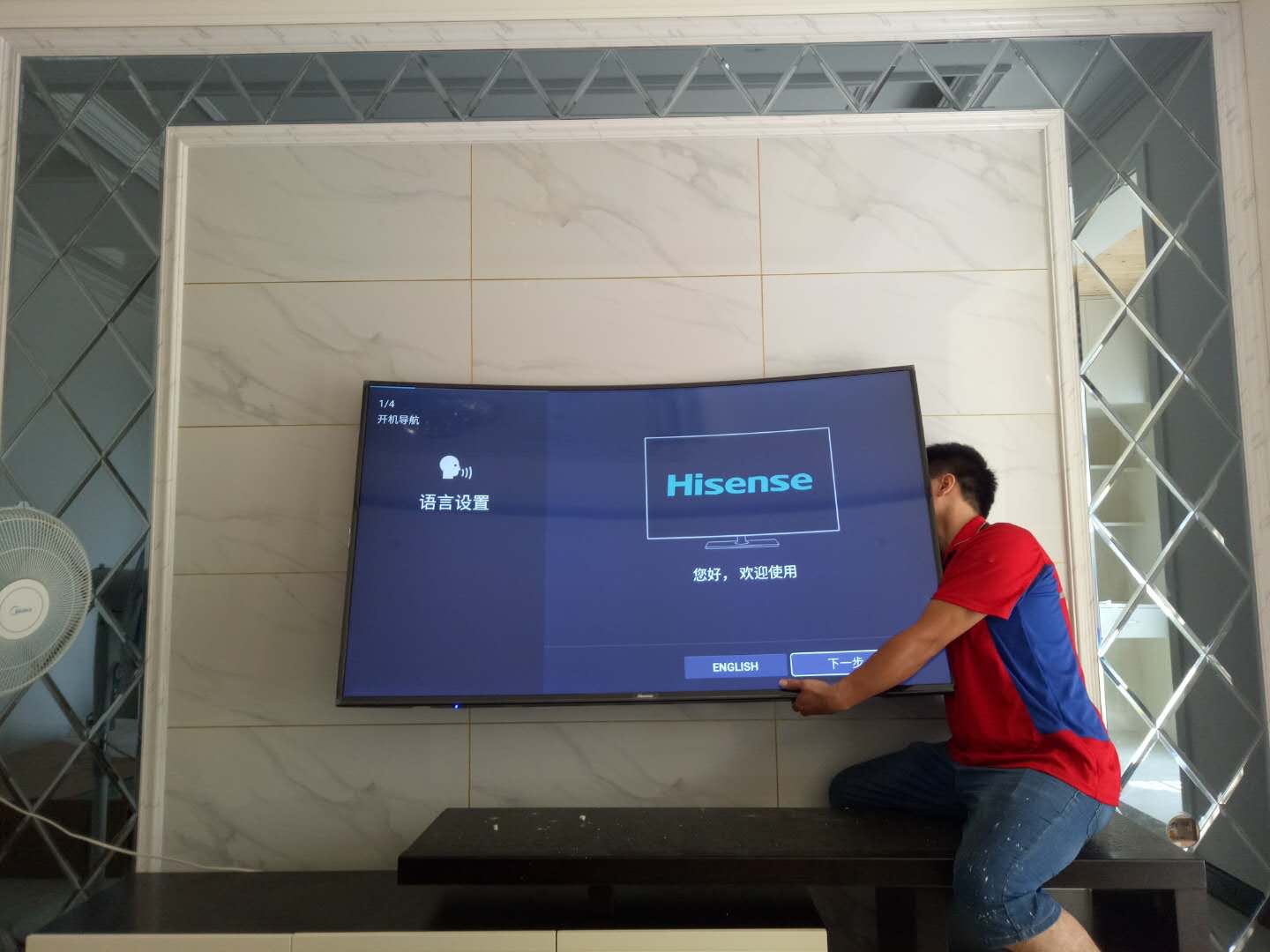 物流太快,30日晚11点下单31日下午三点就收货,物流给力!安装师傅专业,态度非常好!65寸曲面电视画面清晰,大气上档次!