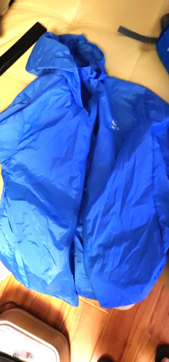 衣服正好合身,穿着廷帅气的,旅游必备。大品牌,物流很快,东西很好!一如既往的支持!