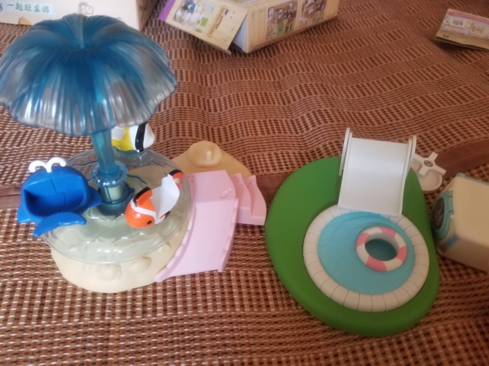 兔子宝宝,比兔子兄妹还小一号,用来配幼儿娱乐那套用的。与大兔子不同,这两套只有红衣服兔子手脚能动,黄色粉色不能,店主解答很到位。就是商品图里衣服不是红色,不过完全不影响。价格有活动很棒,满意。唯一遗憾就是国内选择不太多,有些产品册上的品种只能海外购。