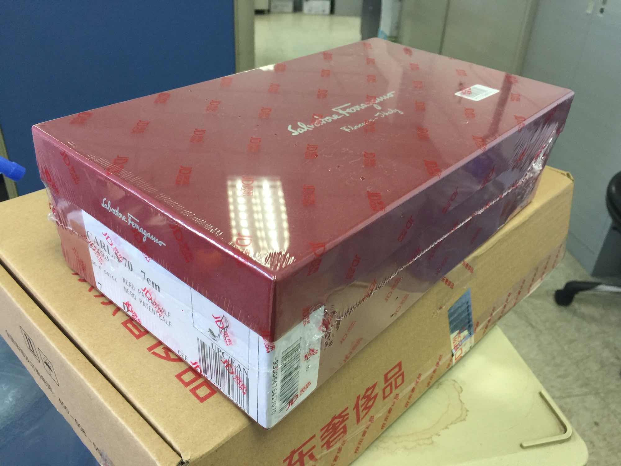 已经在自营店买了ferragamo 七八双鞋了。终于等到黑色漆皮7厘米的高跟鞋了。