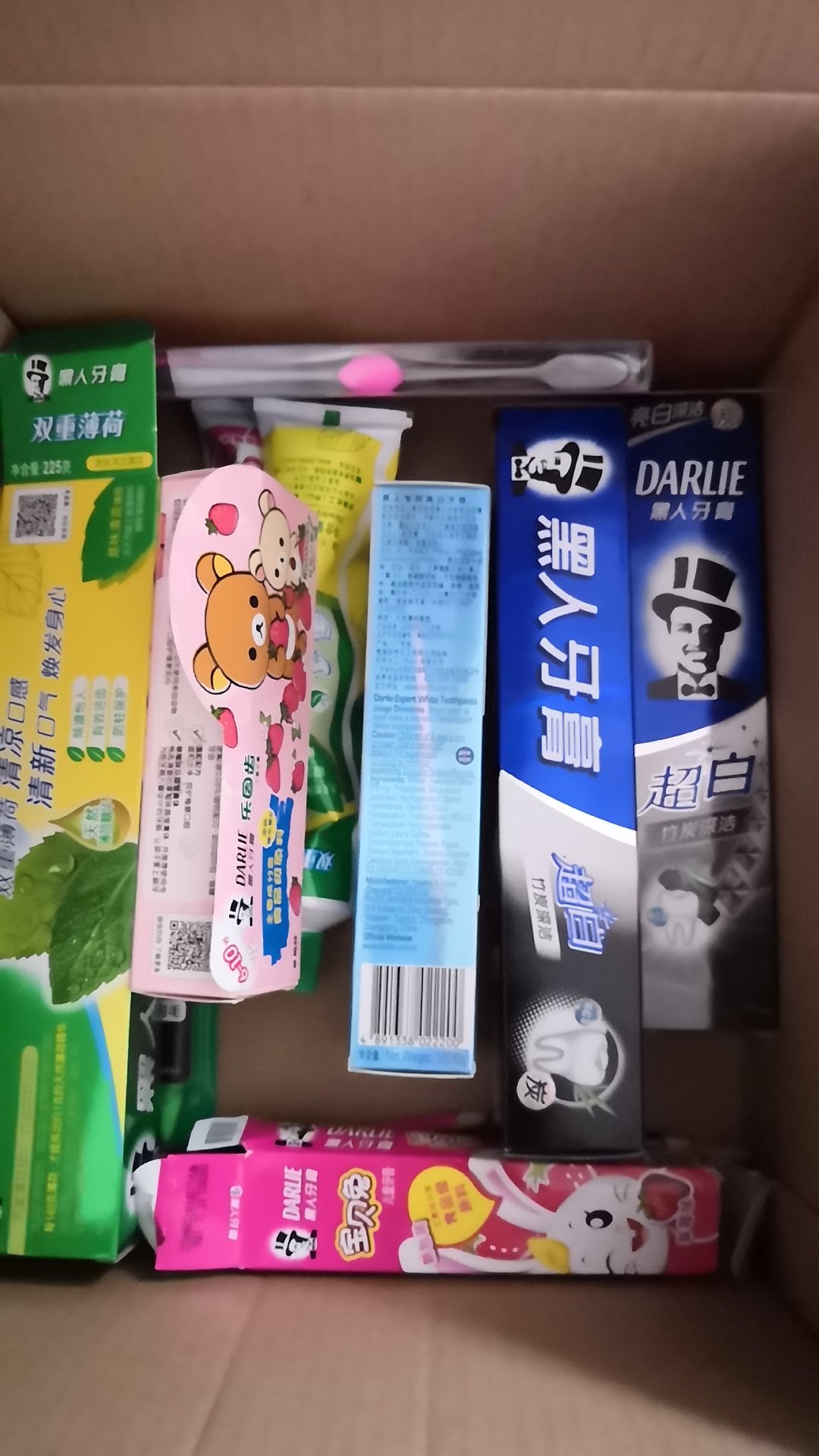 牙膏不错,刷牙感觉白点,而且好用。