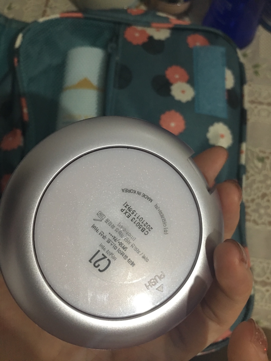 气垫应该是正品,但是遮暇的效果不是特别的理想,保持也不是特别的持久。但是感觉滋润度还可以,干皮的话需要做好打底,个人觉得比兰芝的要好用一些。