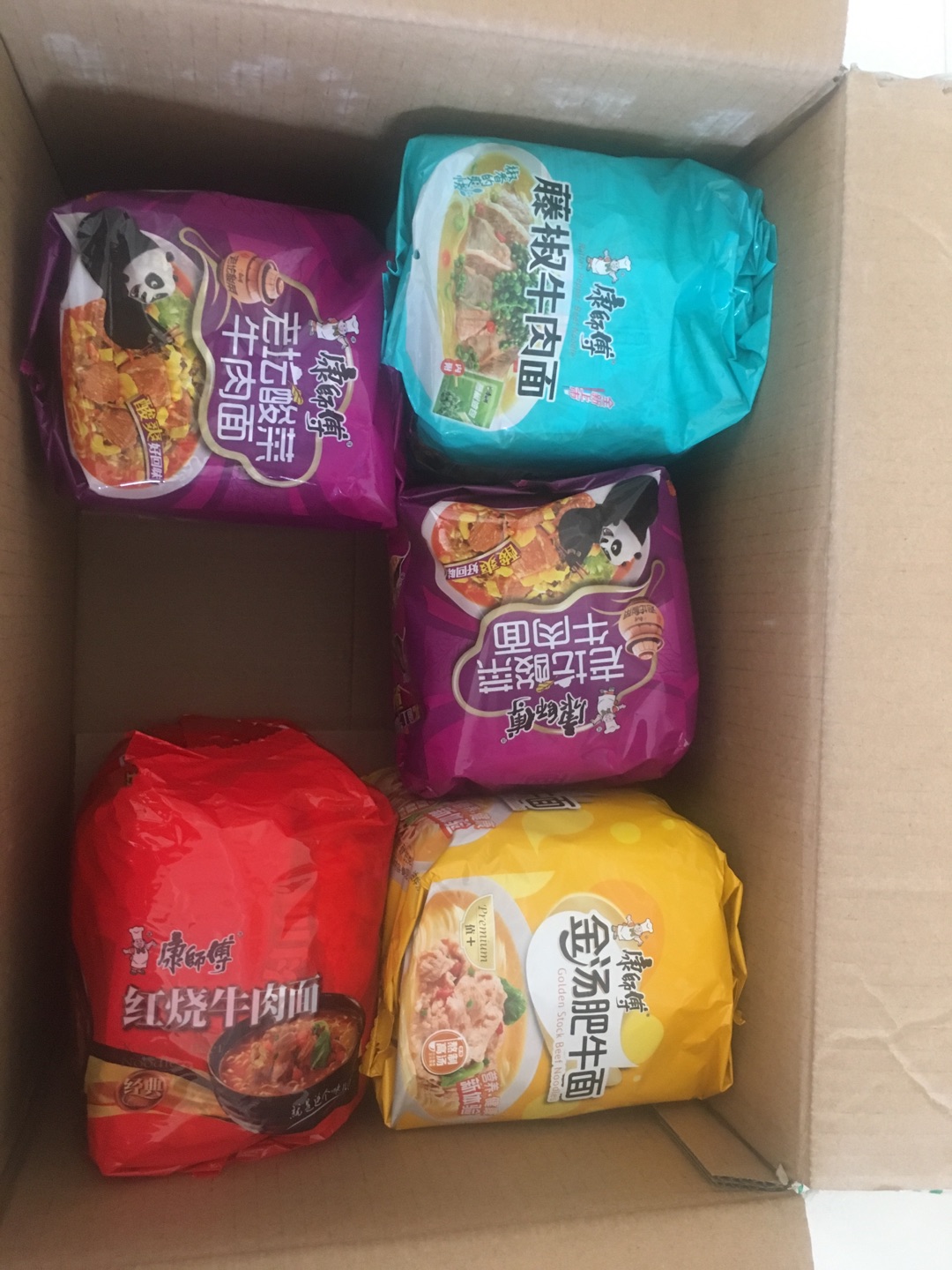 一下子买了五袋方便面,购物方便,快捷,很实惠,很开心。