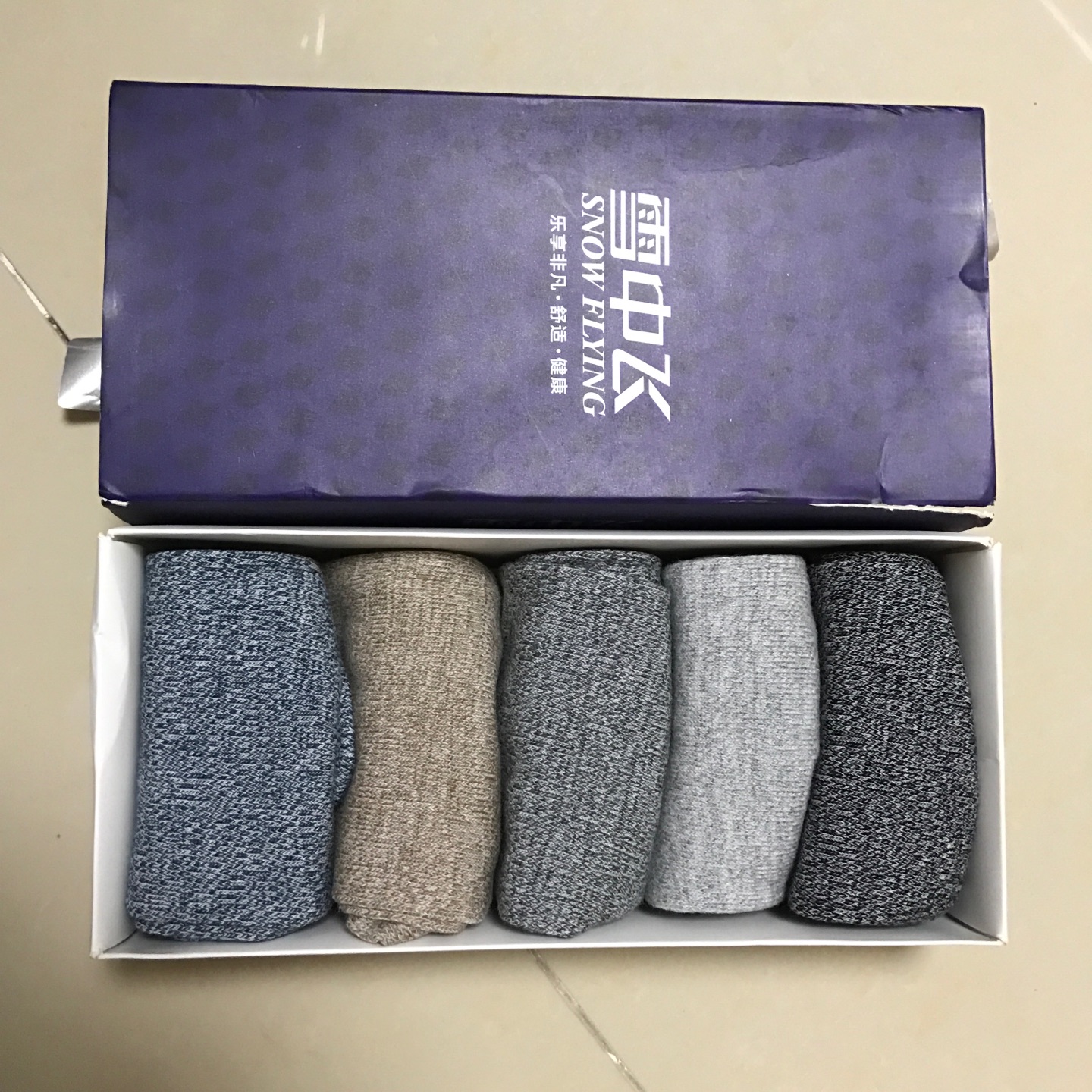 送来的货包装已经坏掉了,不堪入目,估计是压箱底货,袜子还可以,颜色正和图片无色差,用料做工也还可以,穿着也行挺舒服的。