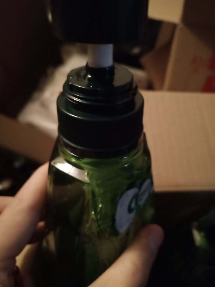 洗水发瓶口和包装盒里都是洒漏的洗发水,洒漏的几瓶明显少了不少,反馈给客服客服只是一味抱歉不好意思没提出解决方案。