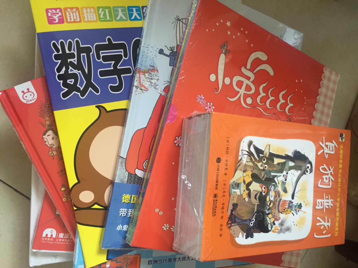 家里绘本太多,开始着手买科普之类的书和桥梁书,都是囤货,买书已经成为习惯,这套微博看到介绍说很有意思,虽然价格高折扣一般也还是下单了,习惯在自营购买书籍,发货物流都很快,质量也很好,买的放心!
