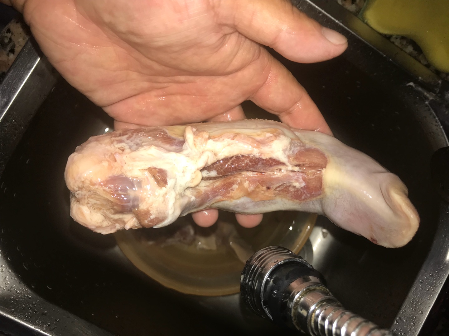 很不错的猪舌头,全程冷链配送,舌头无根,干净利落,值得购买!