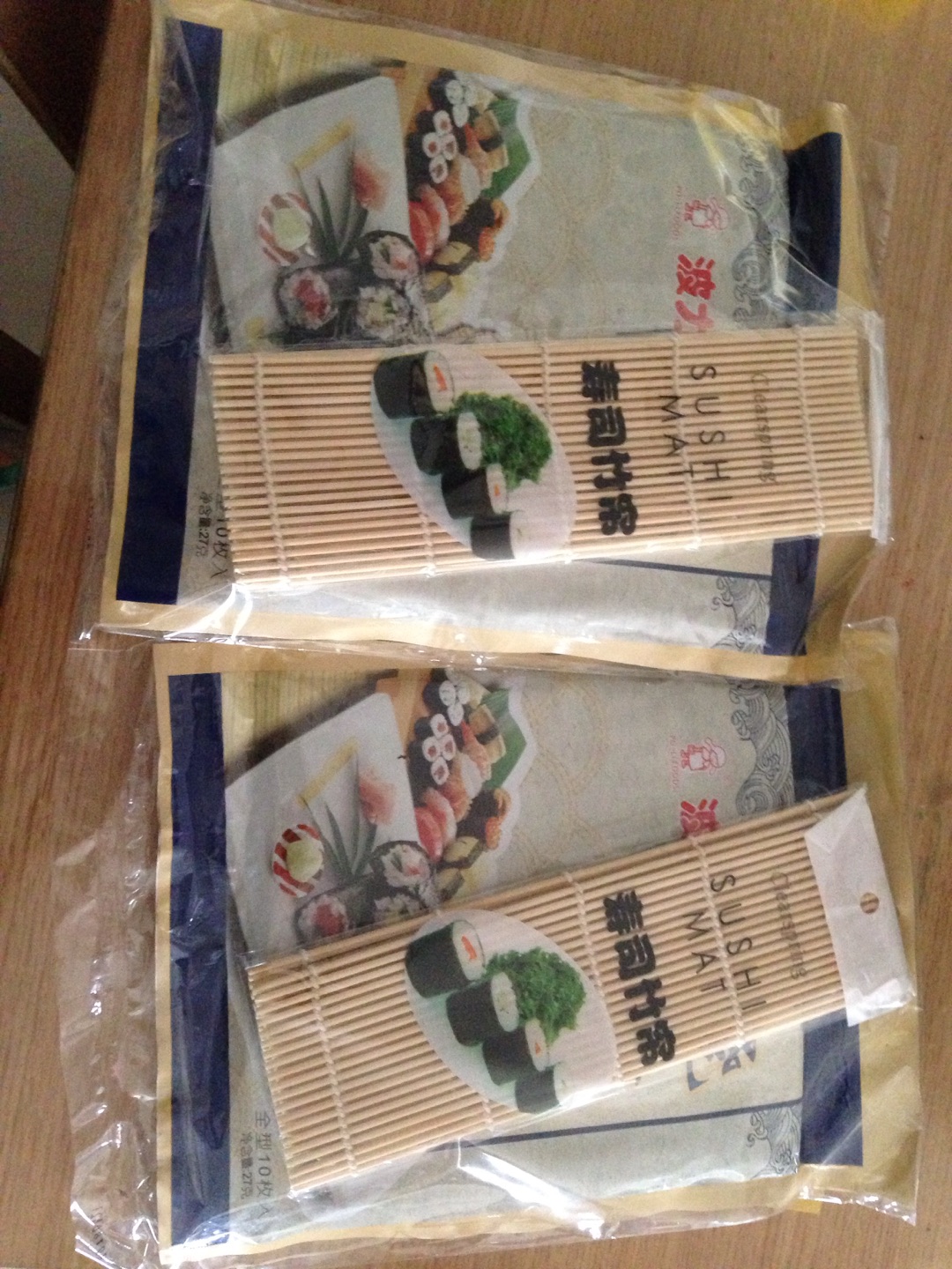第一次做寿司,水平有限,做的时候要小心,不然会撕破