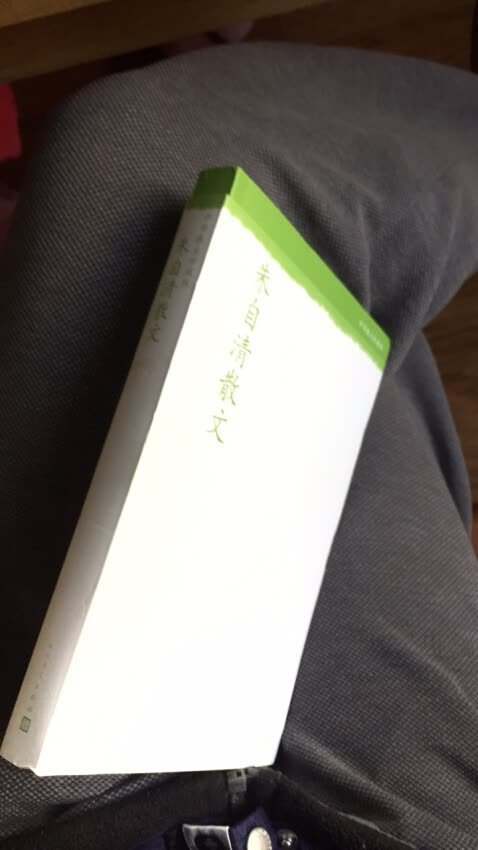 背影 朱自清 我与父亲不相见已二年余了,我最不能忘记的是他的背影。 那年冬天,祖母死了,父亲的差使也交卸了,正是祸不单行的日子。我从北京到徐州,打算跟着父亲奔丧回家。到徐州见着父亲,看见满院狼藉的东西,又想起祖母,不禁簌簌地流下眼泪。父亲说:“事已如此,不必难过,好在天无绝人之路!” 回家变卖典质,父亲还了亏空;又借钱办了丧事。这些日子,家中光景很是惨淡,一半为了丧事,一半为了父亲赋闲。丧事完毕,父亲要到南京谋事,我也要回北京念书,我们便同行。 到南京时,有朋友约去游逛,勾留了一日;第二日上午便须渡江到浦口,下午上车北去。父亲因为事忙,本已说定不送我,叫旅馆里一个熟识的茶房陪我同去。他再三嘱咐茶房,甚是仔细。但他终于不放心,怕茶房不妥帖;颇踌躇了一会。其实我那年已二十岁,北京已来往过两三次,是没有什么要紧的了。他踌躇了一会, 终于决定还是自己送我去。我两三劝他不必去;他只说,“不要紧,他们去不好!”