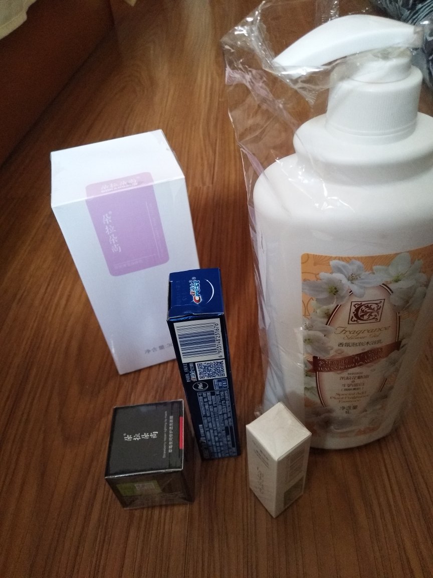 快递很给力,真的好漂亮好小巧,还没有舍得用,等用了再跟大家分享一下产品