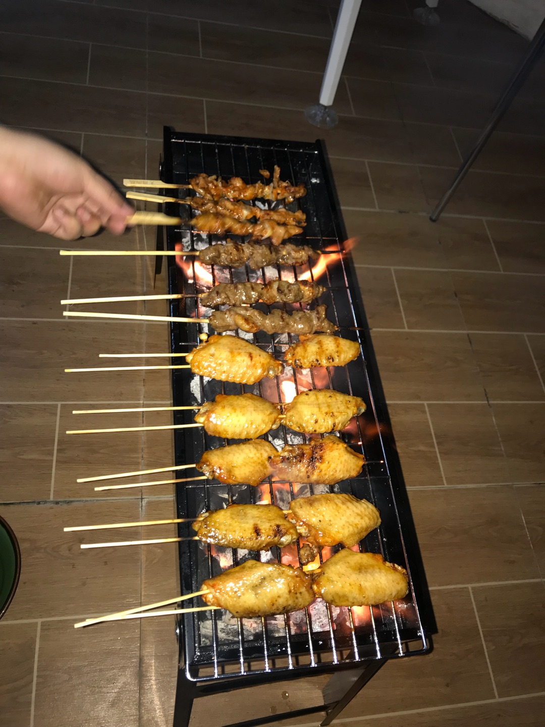 这款烧烤架比较适合四到五人,刚到货的时候,感觉这个烧烤架好小啊,而且很轻,都怕被风吹走,用了一次后觉得,哎 还不错哎,它可以折叠起来很方便携带和般动,家用很推荐。