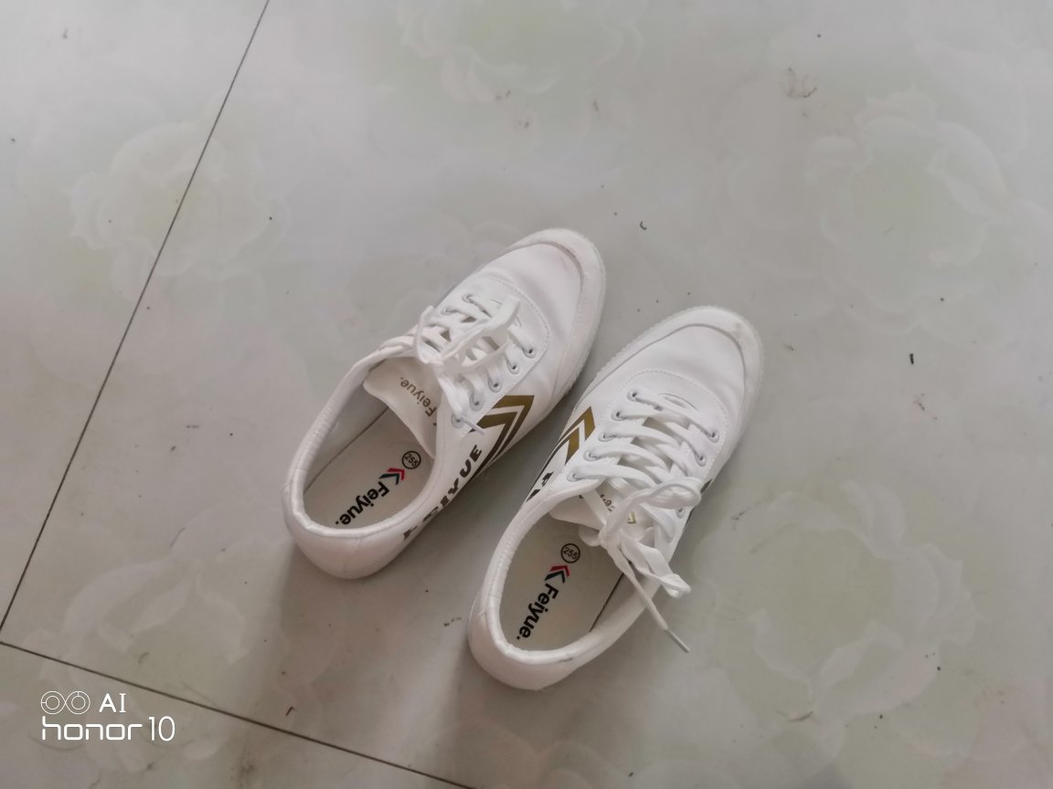 鞋子还不错,底子不算很硬,就是小白鞋有点难刷,其他的都还好了,总体感觉来说满意,赞?赞