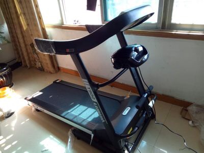 跑步机非常不错,跑带也非常宽,而且快速跑也没有什么噪音,不会影响楼下的邻居。