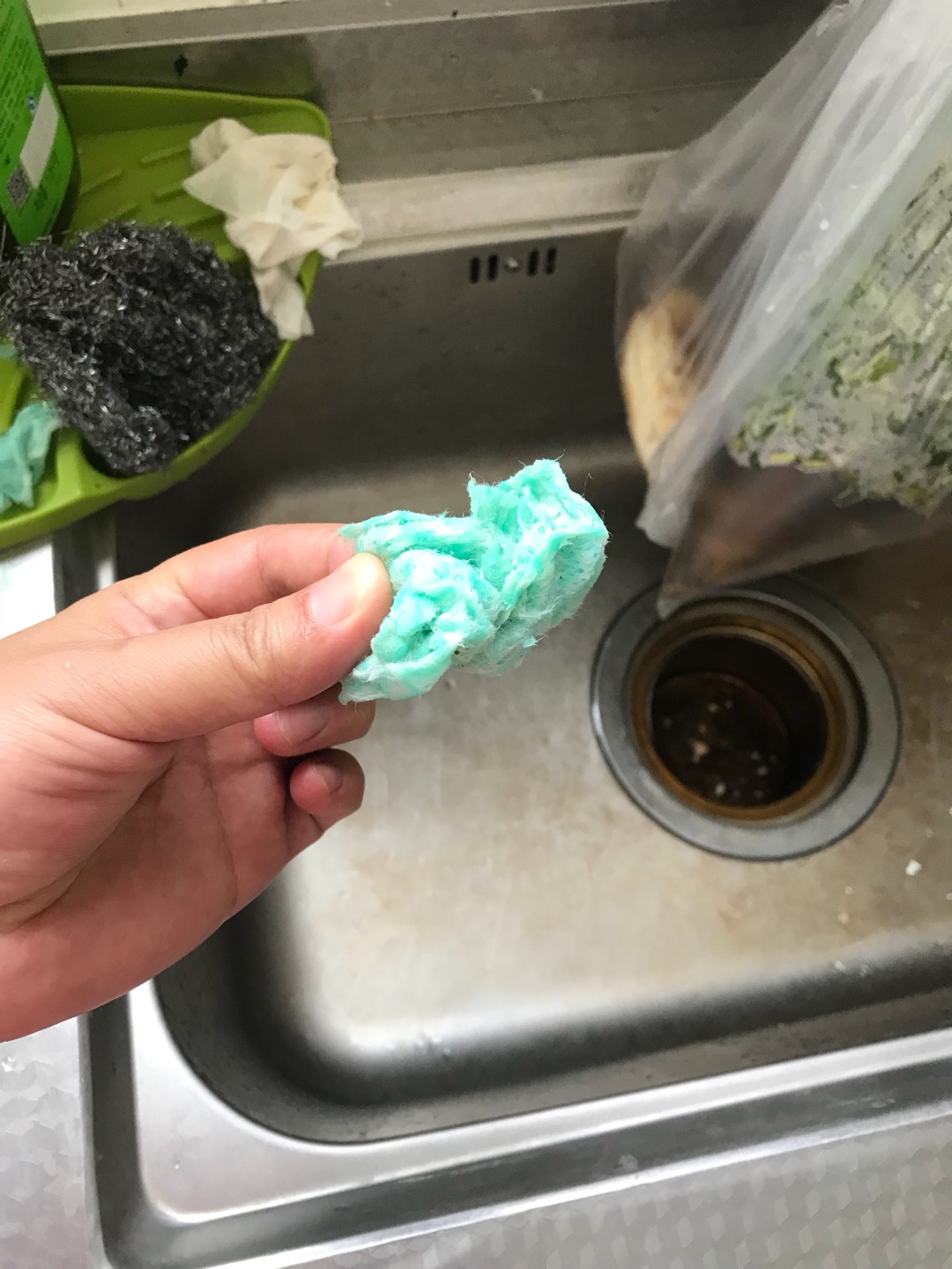 第一次使用,没有对比,感觉有点薄,沾水后很小,无纺布感觉。不如厨房湿巾