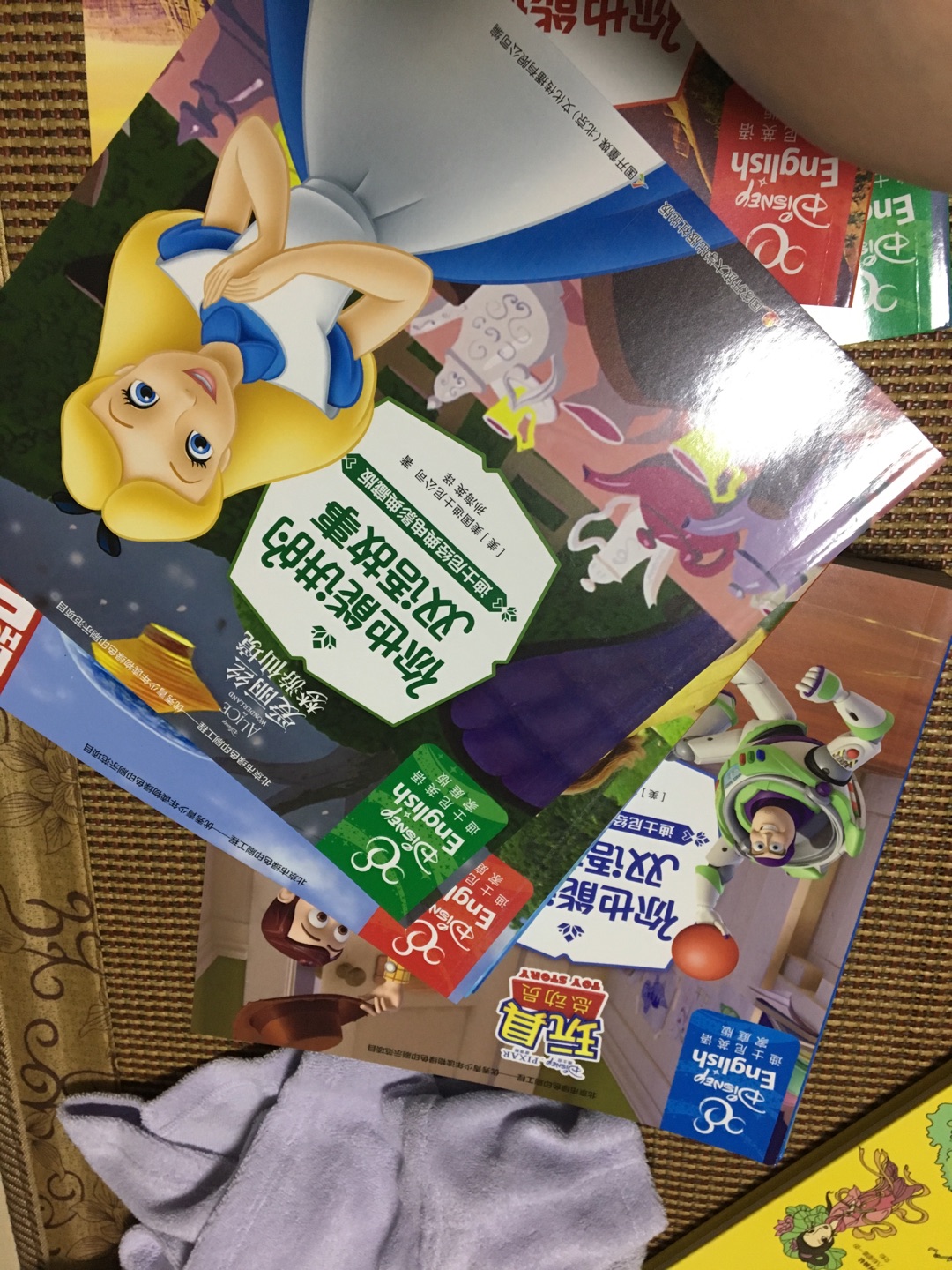 这本书买值了,女儿很喜欢,一下子让我读了三本,特别爱公主。画质也挺好。就是故事太简单了点,我没看过的故事觉得很跳跃,不过小孩看看得了