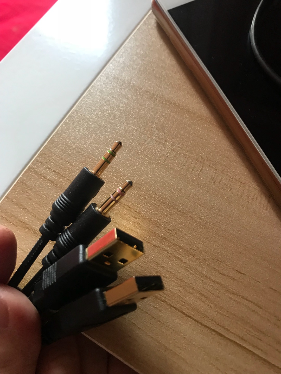 键盘分量重,手感好,性价比高,超级喜欢。吃鸡利器!