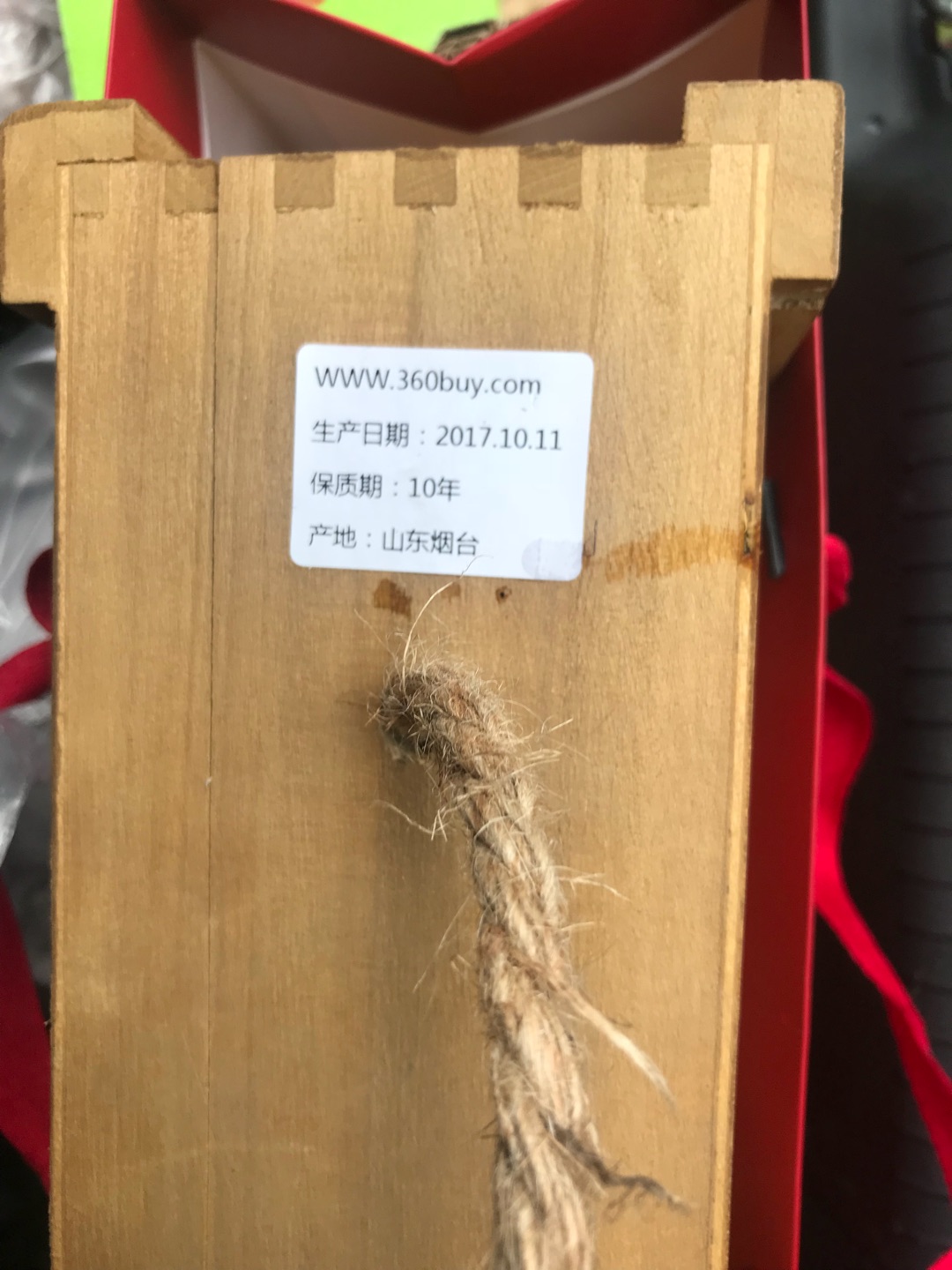 今天刚打开喝了,橡木桶味很浓郁,没有酸涩味,口感醇厚,以前没喝过蛇龙珠的干红,感觉对得起这个价位