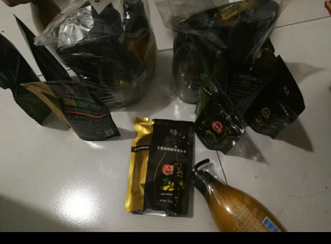 一直看宋慧乔的广告, 所以想试试看效果如何。看到包装很好,而且无硅油的,对皮肤的刺激肯定小。到时我以后会追加评论的。
