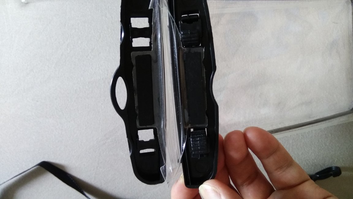 一次买了两个品牌的,白色的那个贵2块,但质量比这个黑色的要好多了,这个黑色的塑料味很重,封口处也没有白色的这个处理的到位。还没用,也没试水,封住后里面的空气挤不出来,应该是不漏水。联系大家不要买这款,买①⑧元那款
