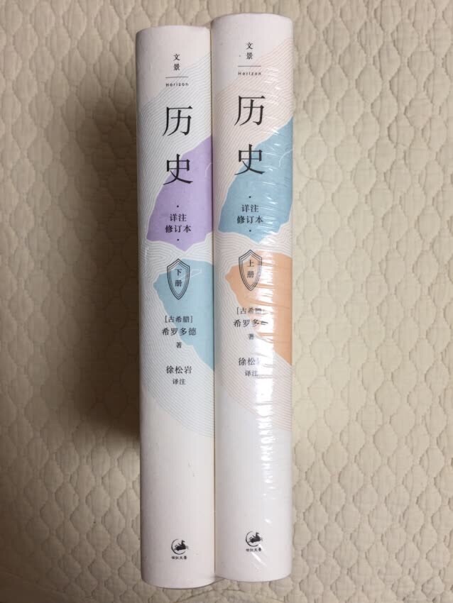 希罗多德所著《历史》是西方古代第一部历史学巨著,主要内容是对当时全世界各民族历史文化的“调查研究”,被后世学者分为九卷。作者以希腊人和异族人的相互关系为主线,叙述了吕底亚、米底、巴比伦、埃及、波斯、印度、斯基泰亚、利比亚以及希腊爱琴海地区的地理环境、民族分布、经济生活、政治制度、历史往事、风土人情、宗教信仰、名胜古迹等,接着集中记述古代“世界大战”——波希战争的经过,从战端初启,经过马拉松战役、萨拉米斯海战,直至普拉提亚之战和米卡列之战结束。 希罗多德是一位故事大师,善于驾驭各种资料;著作内容广博、丰赡,文笔简练、优美,富有韵致,生动地展示了古代众多国家、地区和民族的相互关系和生活图景,保存了大量的历史学、地理学、人类学、民族学、神话学、宗教学以及地质学、生物学等方面的珍贵资料,俨如一部关于古代世界的“通志”和“百科全书”。