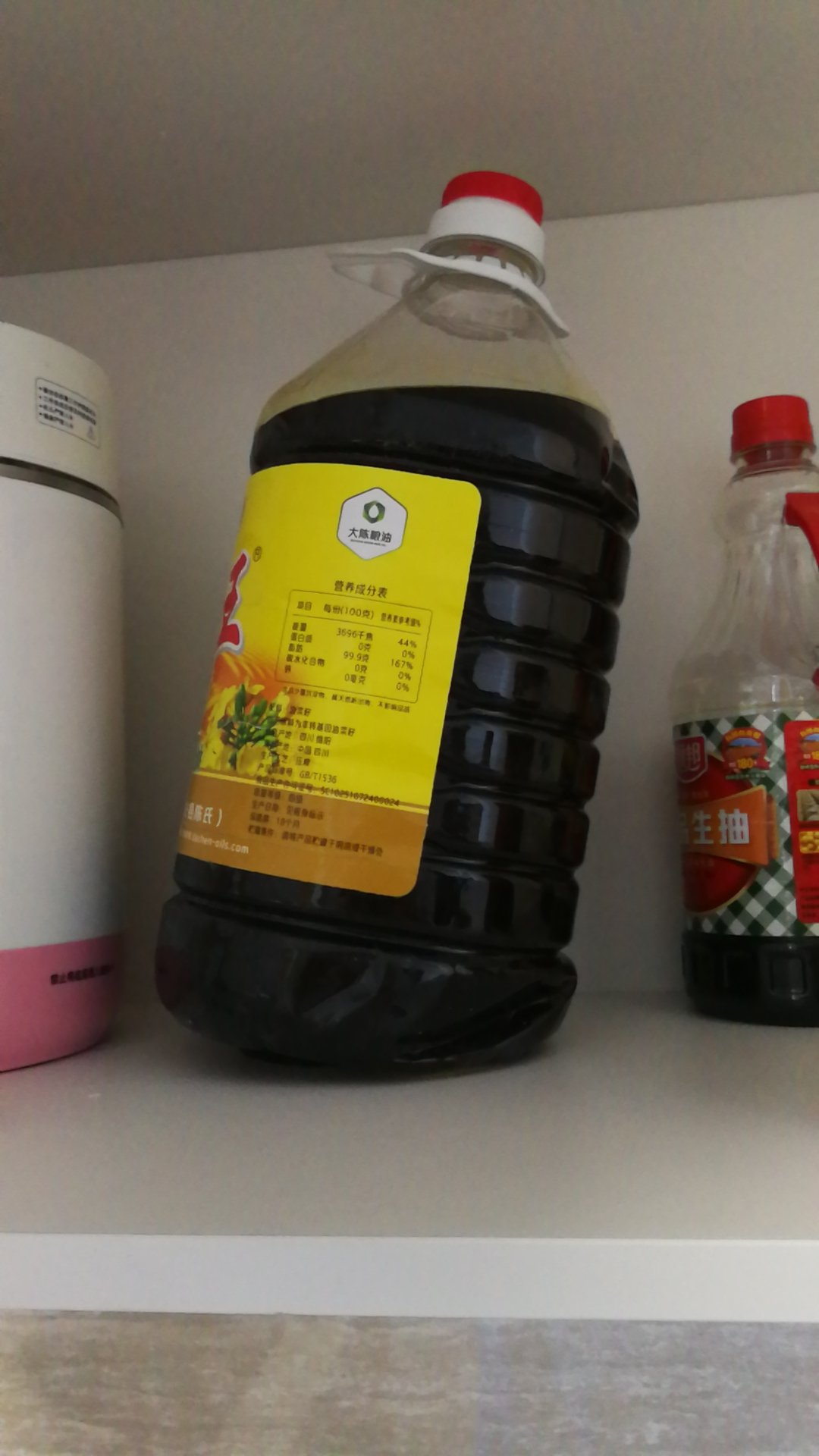 大桶是歪歪的,站不住吗? 油不错。物流也十分给力,很快就到了!塑料瓶子变形了,是什么意思
