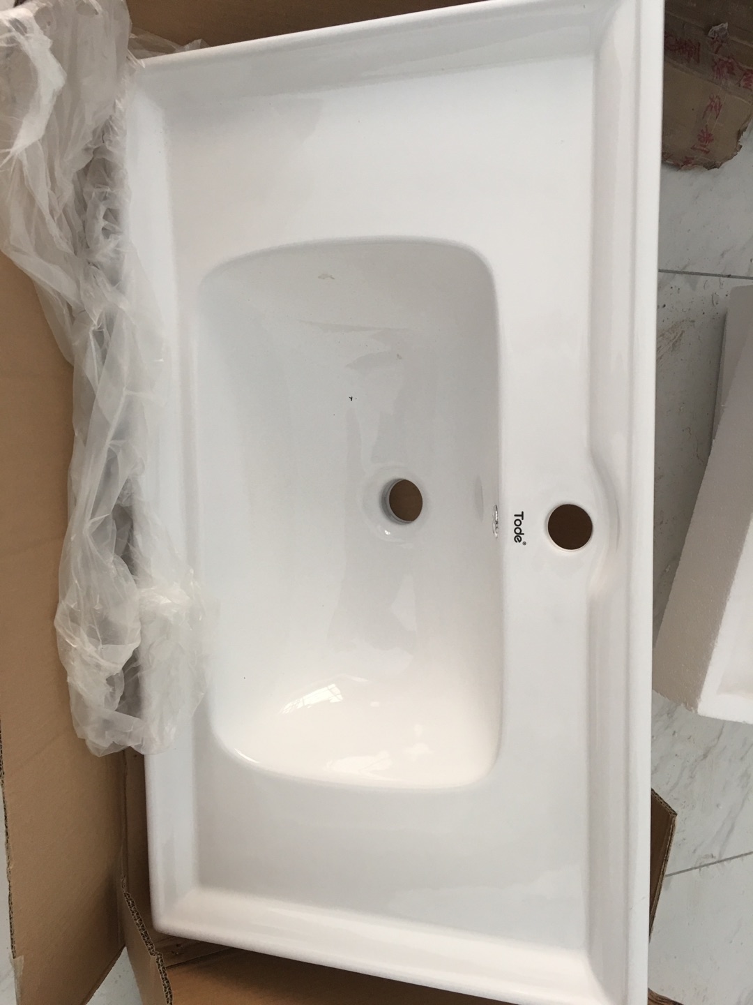 柜子整体挺好,有木料味道,晾几天就好了,柜子下边的边上没有封边,洗澡淋湿了很容易受潮霉变,影响使用寿命。
