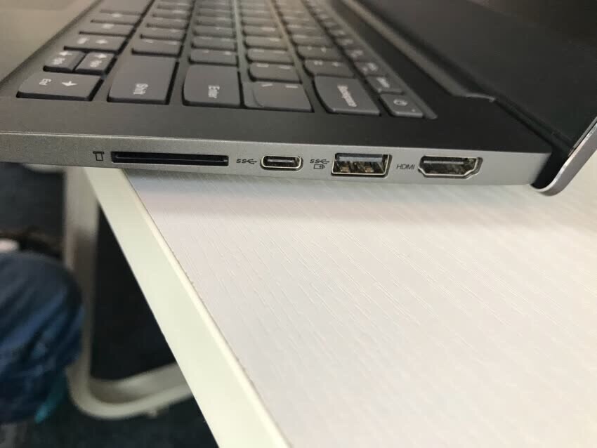 标配+1t带光驱,运运行win10妥妥的,超喜欢180°的折叠旋转,主要这台机器性价比高,如果买家有米考虑下上8g加固态,足以秒杀所以软件。