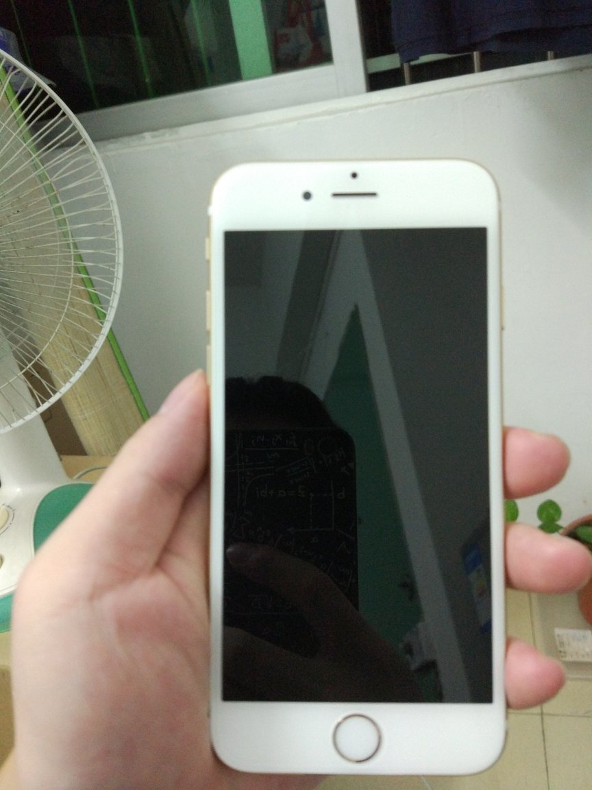 轻微刮痕,手机很新,就是没有充电器,晚点再用