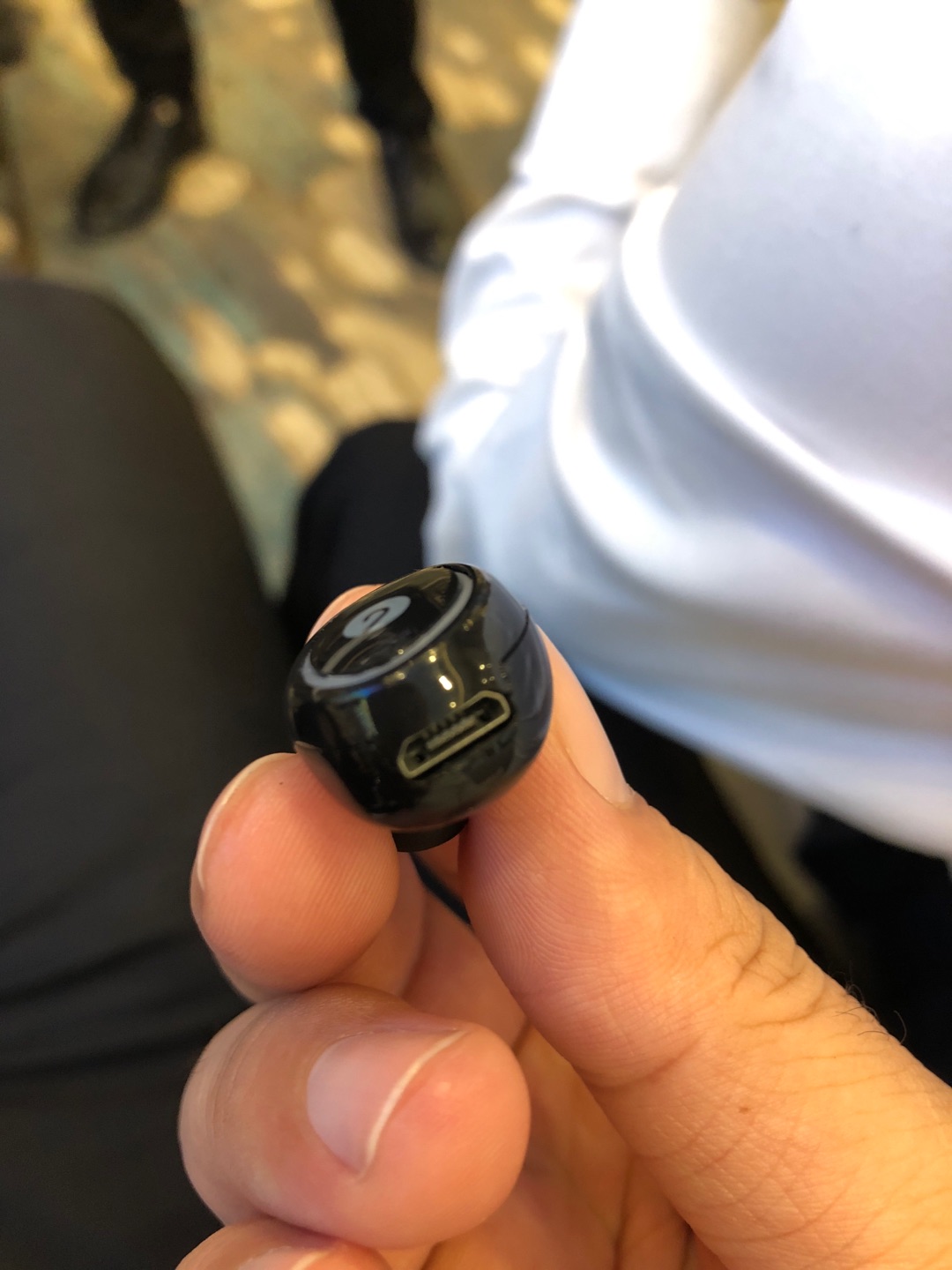 充电是要插电的,没有充电槽。只有一边。 和广告宣传完全不一样。感觉被骗