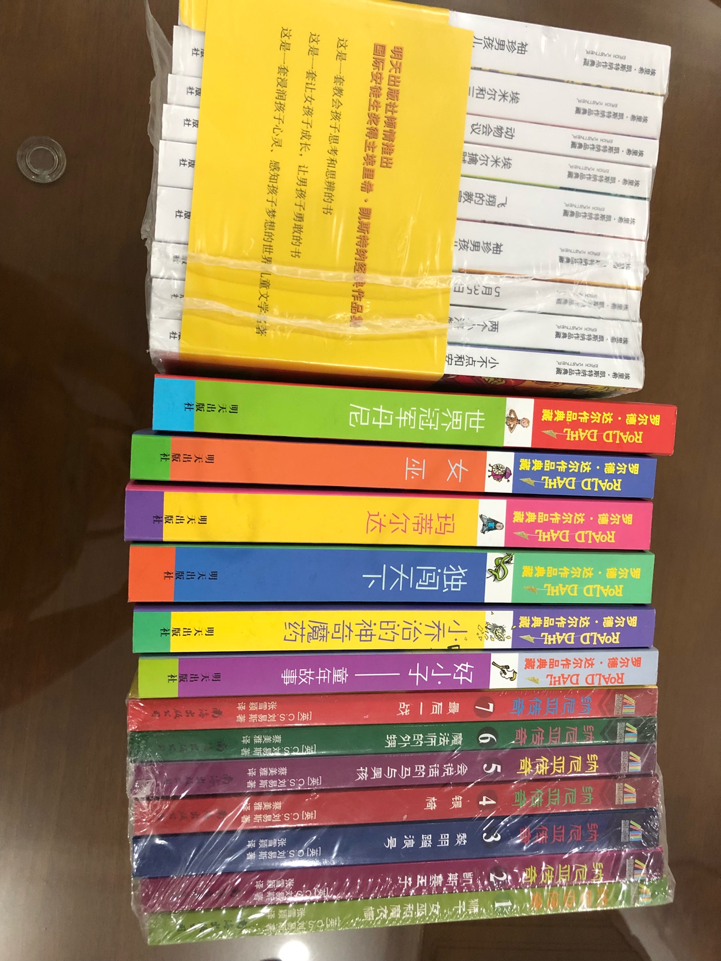 窦昕,毕业于北京师范大学文学院。大语文理念的创立与实践者,历任叶圣陶学校校长、启迪巨人教育集团高级副总裁、高思教育集团副总裁。现任中文未来教育CEO,旗下品牌有诸葛学堂直播、未来教学等。著有《思泉语文课本》《直通京城名校—小升初语文本通》《有意思的大语文》《乐死人的文学史》等。 作者领衔研发的大语文系列教、材为中小学生搭建了国学启蒙、儿童文学、中外文学史、玟学写作一整套课程体系,搭配游学、升学辅导、特色短训班等辅线项目,形成了一个语文学习站式解决方案,旨在让孩子爱学语文、爱上读书、语文成绩突出。