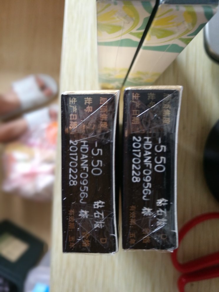 不错啊!感觉美瞳的镜片比较大,比普通的隐形的镜片大一些,所以不容易跑位。戴了一天,没有明显的异物感。超出了自己的预期。但是美瞳的颜色圈稍微大了一点,感觉戴上后特别明显,不能低调了。总之还不错吧~物流也很给力。周六早上等着派件,到了之后就马上用上了。哈哈!还有。。买了两款,这款的日期。。有点久了。。虽然保质期很长,但心理上感觉有点奇怪吧。