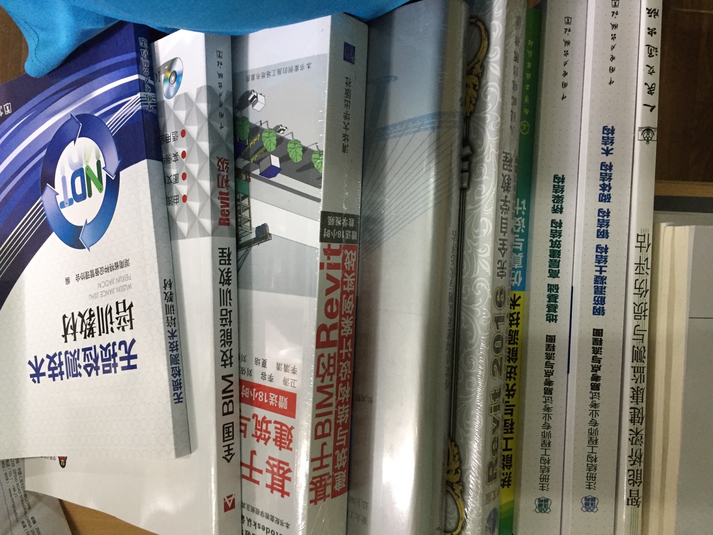 618买的很划算,买了很多,四五十本。原价的话得2000,最终大约900。这么多的书就是不给送上门,必须自己去取,而且还下大雨。