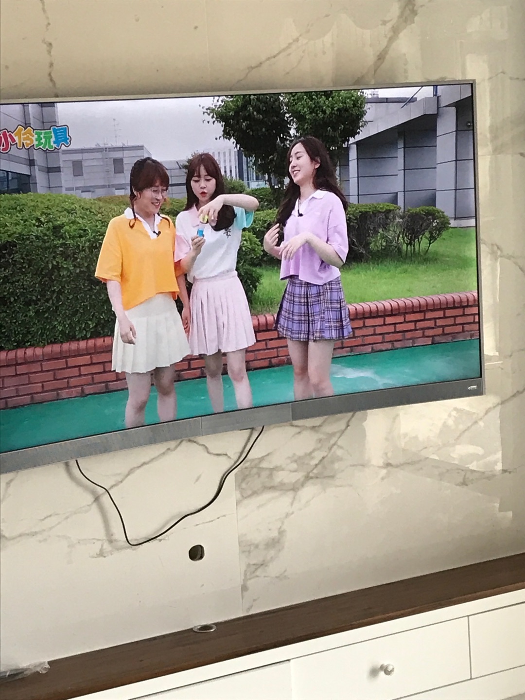 真的很不错。基本互联网的功能全,就不多说了。主要看重几点,第一是曲面屏,就是上档次,第二就是前置音响单独听,因为看电视比较少,当个蓝牙连接一下也不错,暂时可以不用买单独音响,够用。第三语音识别识别率真的不错。第四可以手机投屏,没试,如果不用下软件能投屏,那真的就很不错。最后的物流一如既往的,快。