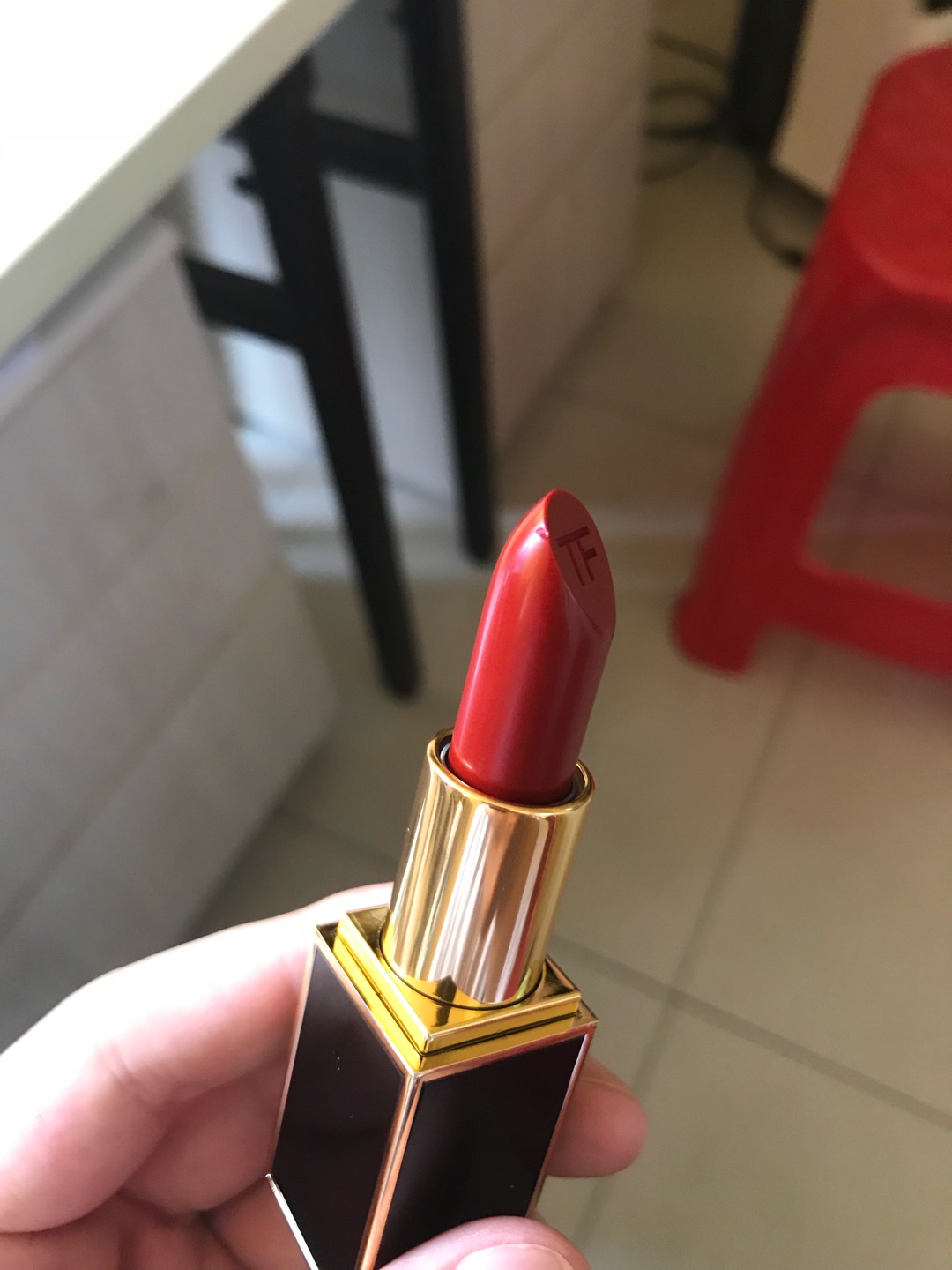 物流是真的快,这个买来送女朋友的,就是包装有些简陋,外面就一个气泡袋,里面两只口红,这只还有些瑕疵,一个缺口看着难受,懒得换了