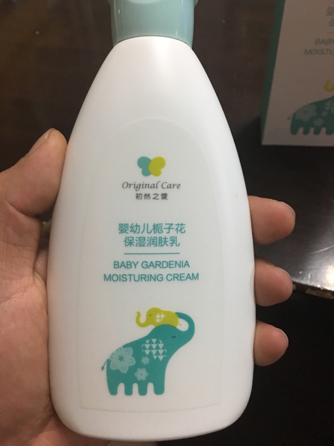 给自己用的,包装很好,说明书的成分看了下不刺激皮肤,给孩子和大人用都很好,不过我留给自己用了咯咯。白色的乳膏挺稀释的不是很干,擦脸上没有很油腻的感觉,没有什么气味这点很好,感觉脸上有点水嫩,很好的一款产品。
