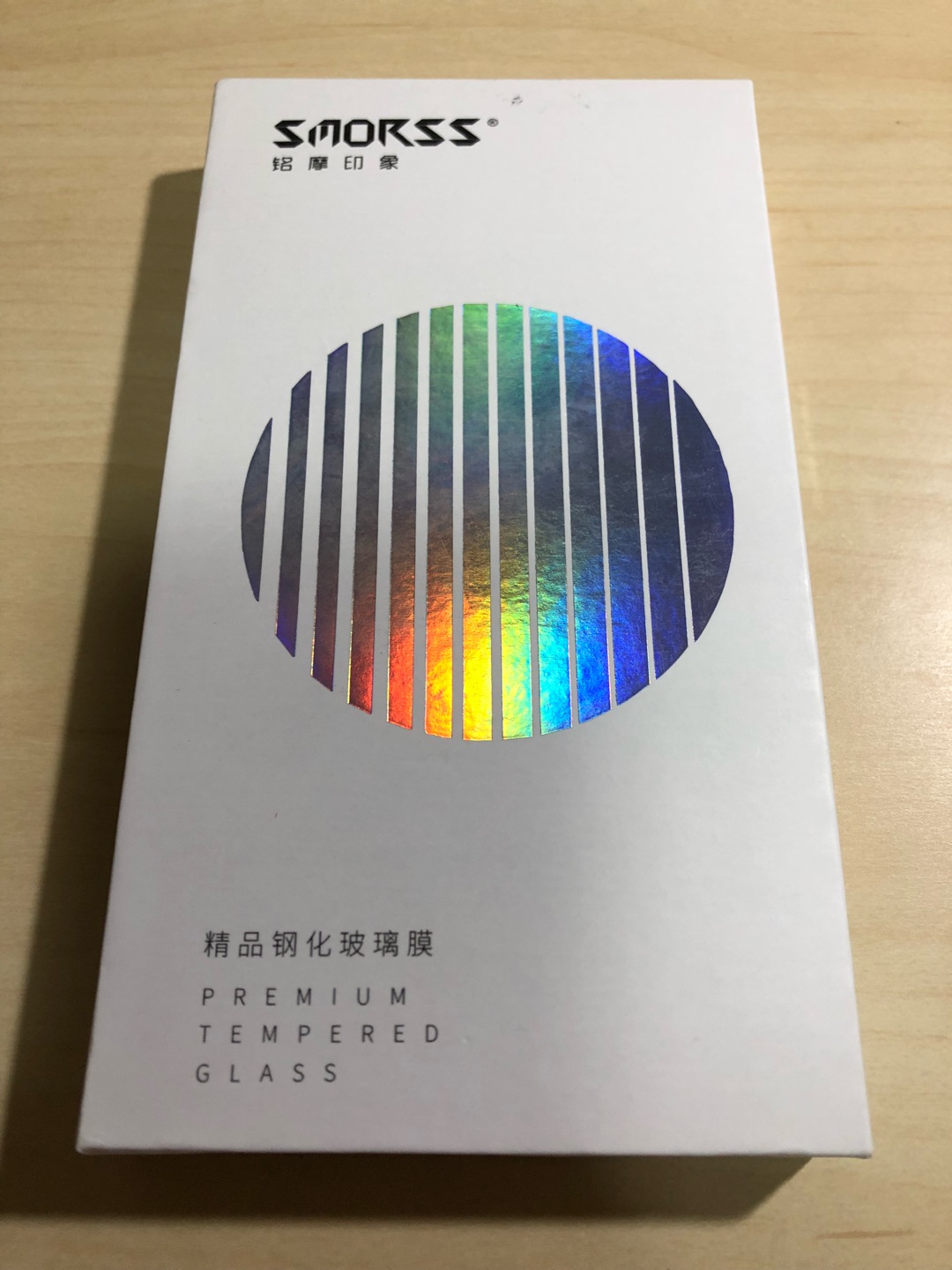 8p的屏幕是弯的,导致贴膜两侧出现缝隙。