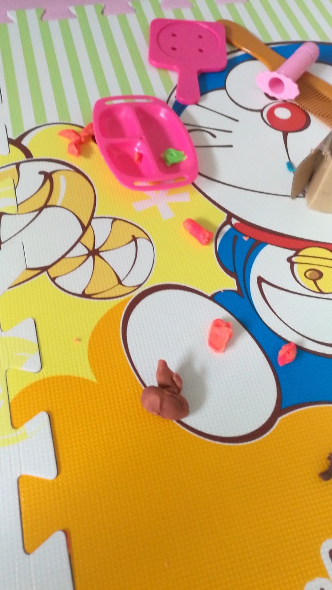 小孩子最喜欢玩的橡皮泥,家里一堆一堆的,