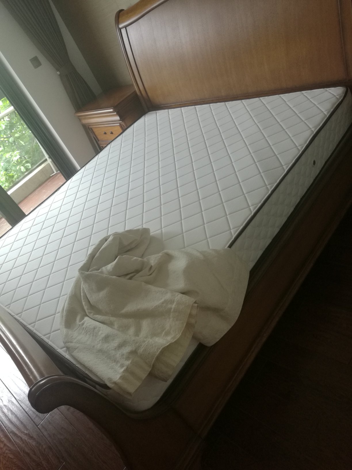 整体不错,对于我习惯睡硬板床的腰,会有些偏软了。销售价格三天四变,价格很不稳定。送货师傅不是的送货人员,送货的态度还是有差距的