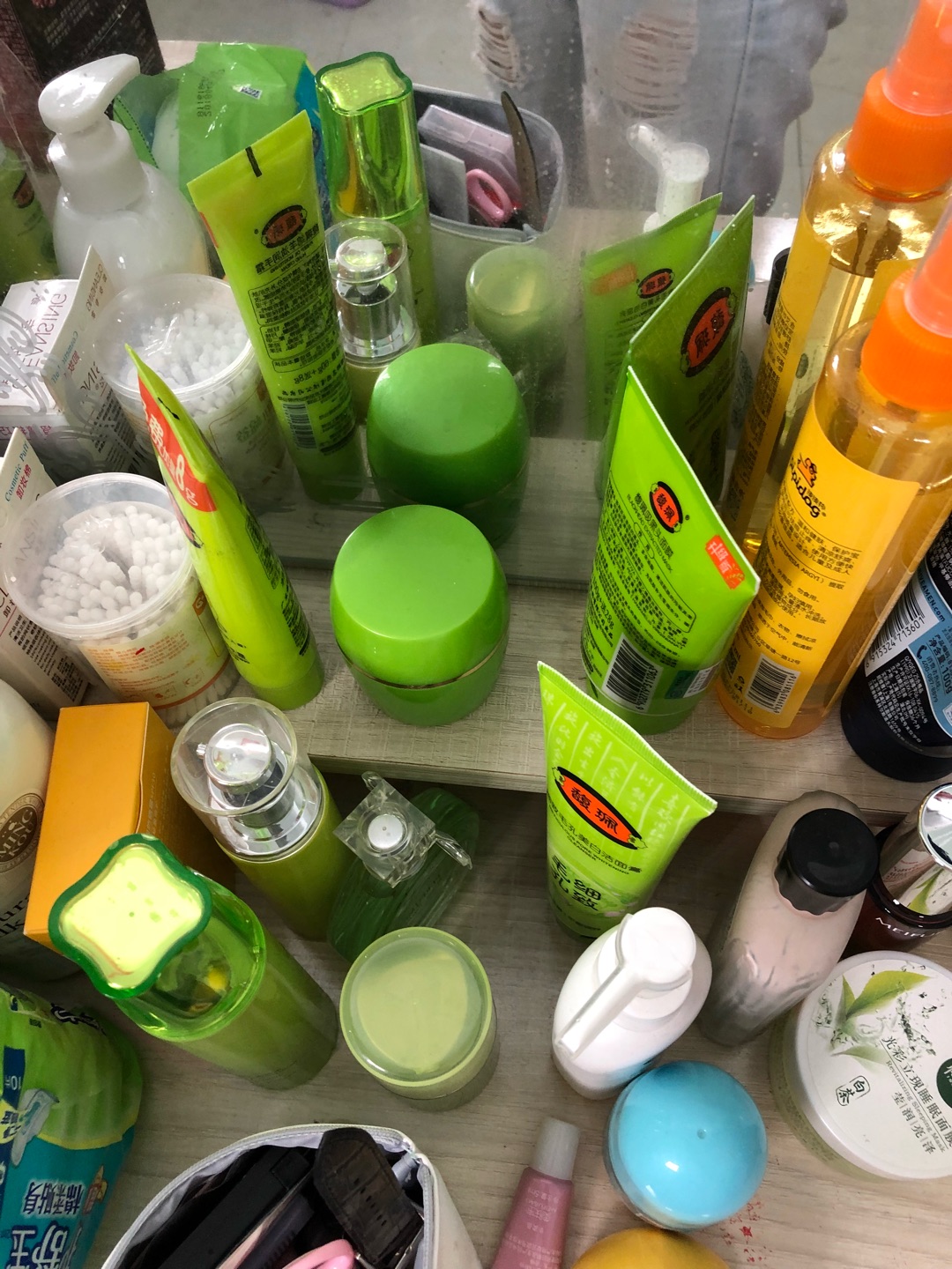 用过一次馥佩的产品,果断被种草,后来一直都用馥佩系列,很信任的一个国产护肤品,但是不知道为什么有的有广州医药大学的字样,但是有的没有,可能是批次不一样还是什么的