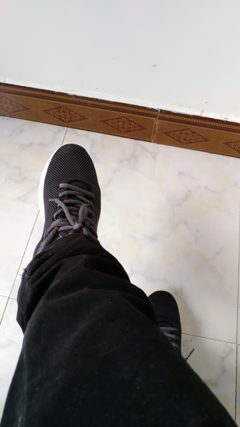 鞋子不错,穿起来舒服,100块不到,满意