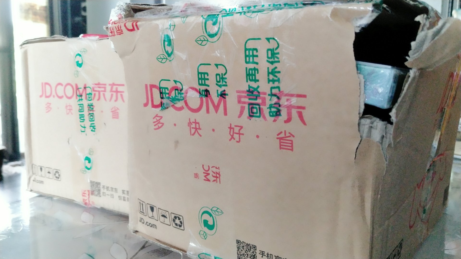 同样是佛山分拣中心,包装的水平咋就相差那么大?最大那本不放最底平衡而要放到最顶当箱盖,好转一点拿广告纸垫一垫再封箱胶?你们到底有没有对包装人员的考核?要讲数量也得讲质量好嘛?!