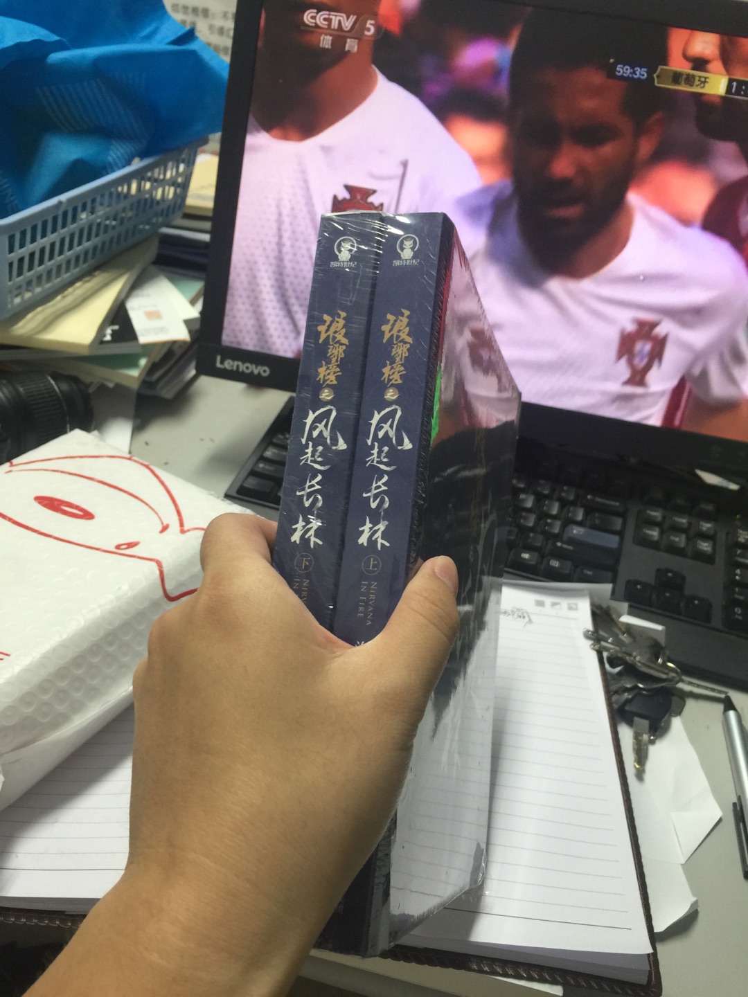 电视剧出来的时候在爱奇艺上看了一半,突然说要收费了,外日,只好等了。赶着618活动赶快入书一套,先给亲爱的姥姥看,也是书迷一只。包装很好!字也适合阅读,好评!