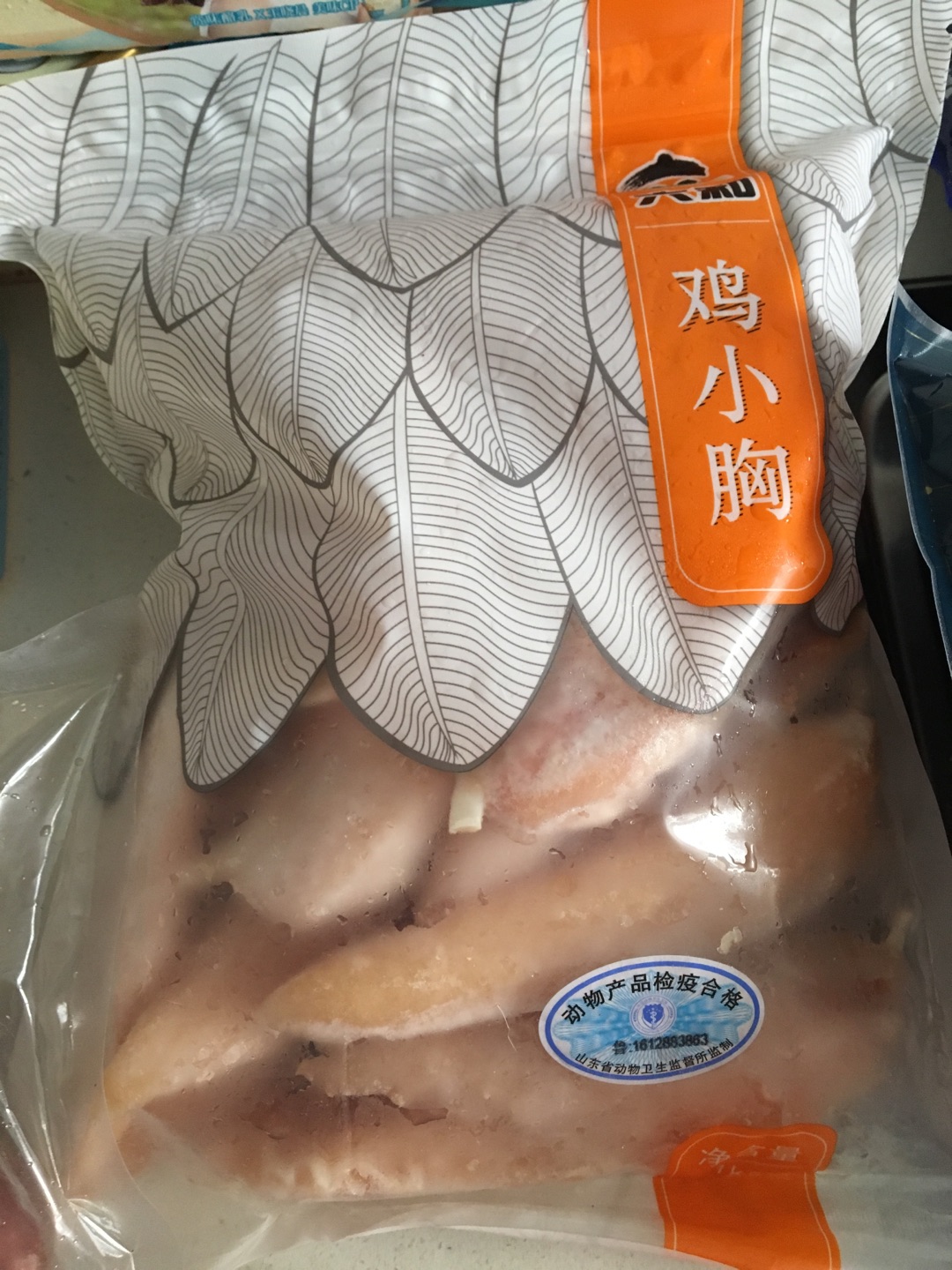 赶上活动一次性买了很多,快递一如既往的好,态度也不错。包装简陋,商品在保温箱里堆放,拿出用塑料袋递给用户。好在大部分还冻着的,也有少部分融化掉的申请售后吧。产品应该还不错,日期也还好,网上购物方便快捷。
