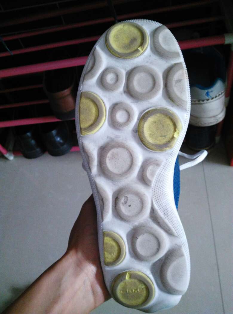 缺点,设计师出来,保证不打死你,鞋底设计成吸盘,走在瓷砖上响声真的很大。