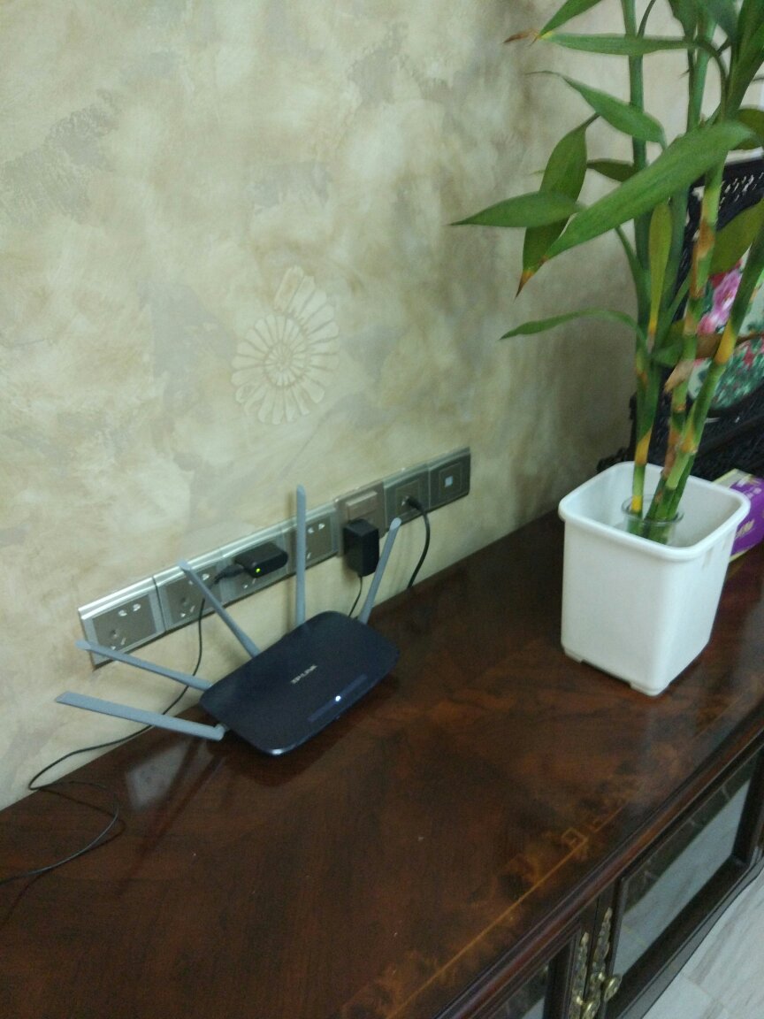 直角形的水晶头很实用,不抵住墙,插在电视机柜上方美观,网速不晓得是不是有提升,反正我的路由器连接这根线没感觉网速快!